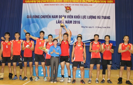 đc Bùi Thị Bích Thủy trao cúp vô địch cho đội bóng chuyền đến từ Đoàn Thanh niên Công an tỉnh